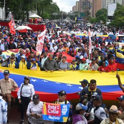 Personas participan en una marcha, en Caracas, Venezuela. Trabajadores venezolanos marcharon por las calles de Caracas para exigir la libertad del presidente Nicolás Maduro y su esposa, Cilia Flores, capturados el pasado 3 de enero por las fuerzas militares de Estados Unidos. | Foto:Xinhua/Lucio Tavora