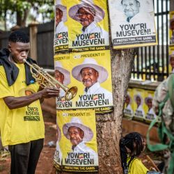Un músico calienta su trompeta antes de tocar para los partidarios del actual presidente de Uganda y candidato presidencial del Movimiento de Resistencia Nacional (NRM), Yoweri Museveni, antes del mitin de cierre de campaña del partido antes de las elecciones generales ugandesas de 2026. | Foto:AFP