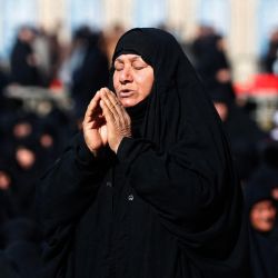 Un peregrino musulmán chií reza frente al santuario del imán Musa al-Kadhim, del siglo VIII, durante la conmemoración anual de su muerte, el 25 de Rayab, según el calendario hijri musulmán, en el distrito de Kadhimiya, al norte de Bagdad. Peregrinos de diversas provincias iraquíes realizan anualmente una marcha a pie para llegar al santuario y conmemorar la muerte del imán Kadhim, quien se cree fue envenenado por agentes del califa abasí gobernante, Harun al-Rashid. | Foto:AHMAD AL-RUBAYE / AFP