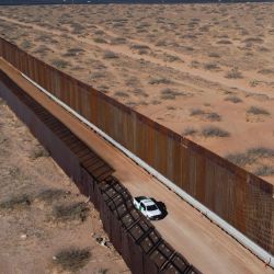Vista aérea de una camioneta de la Patrulla Fronteriza de Estados Unidos junto al muro que se está construyendo en la frontera entre Estados Unidos y México en Santa Teresa, Nuevo México, EE. UU., vista desde Ciudad Juárez, estado de Chihuahua, México. | Foto:Herika Martínez / AFP