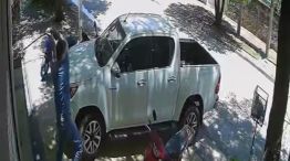 El momento en que el hombre rompe el vehículo de su vecina. 