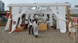 El after beach que necesitabas: música, relax y el secreto para recuperar tu pelo tras un día de playa