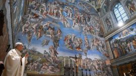 Esta foto, tomada y difundida por Vatican Media, la oficina de prensa del Vaticano, muestra al Papa León XIV durante la Fiesta del Bautismo del Señor, durante la cual se bautizan niños, en la Capilla Sixtina del Vaticano.