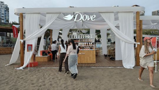 El after beach que necesitabas: música, relax y el secreto para recuperar tu pelo tras un día de playa 