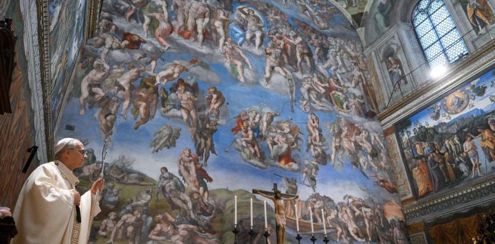 Esta foto, tomada y difundida por Vatican Media, la oficina de prensa del Vaticano, muestra al Papa León XIV durante la Fiesta del Bautismo del Señor, durante la cual se bautizan niños, en la Capilla Sixtina del Vaticano.