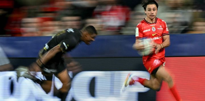 El alero italiano del Toulouse, Ange Capuozzo (der.), corre para anotar un try durante el partido de rugby union de la European Rugby Champions Cup entre el Stade Toulousain Rugby (FRA) y los Hollywoodbets Sharks (RSA) en el estadio Ernest Wallon de Toulouse, suroeste de Francia.