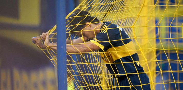 El delantero de Boca Juniors, Exequiel Zeballos, reacciona durante el partido amistoso de fútbol entre Boca Juniors de Argentina y Millonarios de Colombia en homenaje al fallecido entrenador argentino Miguel Angel Russo en el estadio La Bombonera de Buenos Aires.