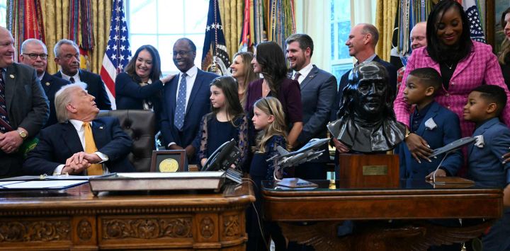 El presidente de Estados Unidos, Donald Trump, habla con Ben Carson, asesor nacional de Nutrición, Salud y Vivienda del Departamento de Agricultura de Estados Unidos, antes de firmar proyectos de ley en la Oficina Oval de la Casa Blanca en Washington, D.C.