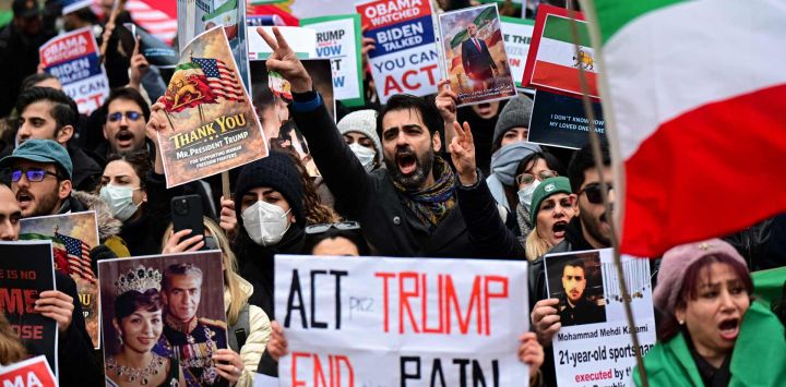 Manifestantes contra el régimen iraní corearon consignas durante una manifestación frente al Consulado de Estados Unidos en Milán, Italia.