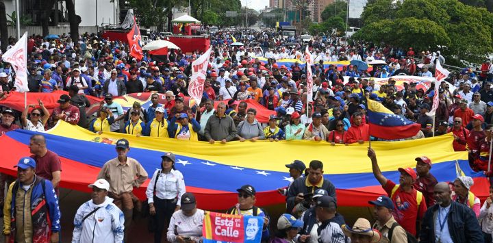 Personas participan en una marcha, en Caracas, Venezuela. Trabajadores venezolanos marcharon por las calles de Caracas para exigir la libertad del presidente Nicolás Maduro y su esposa, Cilia Flores, capturados el pasado 3 de enero por las fuerzas militares de Estados Unidos.