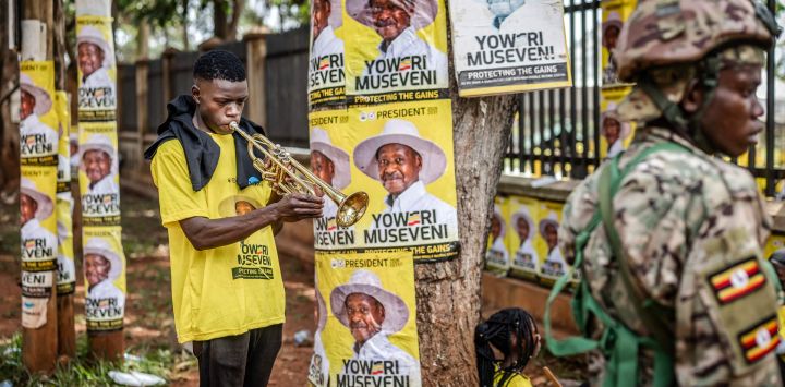 Un músico calienta su trompeta antes de tocar para los partidarios del actual presidente de Uganda y candidato presidencial del Movimiento de Resistencia Nacional (NRM), Yoweri Museveni, antes del mitin de cierre de campaña del partido antes de las elecciones generales ugandesas de 2026.