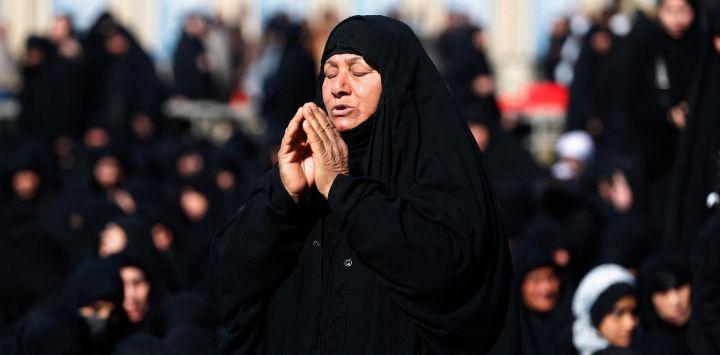 Un peregrino musulmán chií reza frente al santuario del imán Musa al-Kadhim, del siglo VIII, durante la conmemoración anual de su muerte, el 25 de Rayab, según el calendario hijri musulmán, en el distrito de Kadhimiya, al norte de Bagdad. Peregrinos de diversas provincias iraquíes realizan anualmente una marcha a pie para llegar al santuario y conmemorar la muerte del imán Kadhim, quien se cree fue envenenado por agentes del califa abasí gobernante, Harun al-Rashid.