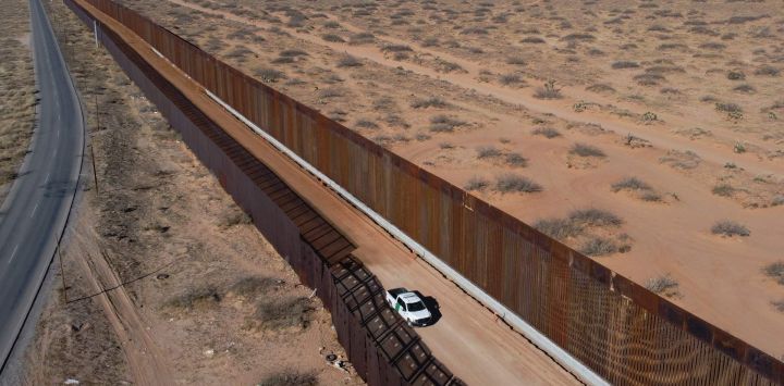 Vista aérea de una camioneta de la Patrulla Fronteriza de Estados Unidos junto al muro que se está construyendo en la frontera entre Estados Unidos y México en Santa Teresa, Nuevo México, EE. UU., vista desde Ciudad Juárez, estado de Chihuahua, México.