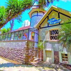 Canela y Gramado, con una Navidad que dura tres meses, montañas rusas, parques de miniaturas, de nieve y de agua.