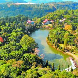 Canela y Gramado, con una Navidad que dura tres meses, montañas rusas, parques de miniaturas, de nieve y de agua.