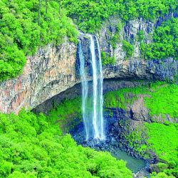 Canela y Gramado, con una Navidad que dura tres meses, montañas rusas, parques de miniaturas, de nieve y de agua.