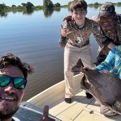 Mejoraron las condiciones en la costa bonaerense y eso favoreció la pesca en algunos puntos. Alejarse de los centros turísticos es clave, siendo la noche un buen plan en muelles y escolleras. 