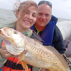 Mejoraron las condiciones en la costa bonaerense y eso favoreció la pesca en algunos puntos. Alejarse de los centros turísticos es clave, siendo la noche un buen plan en muelles y escolleras. 