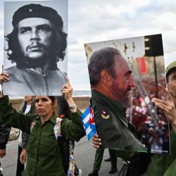 Cubanos sostienen imágenes del héroe revolucionario Ernesto "Che" Guevara y del fallecido líder cubano Fidel Castro durante una protesta antiimperialista frente a la embajada de Estados Unidos en La Habana contra la incursión estadounidense en Venezuela, donde 32 soldados cubanos perdieron la vida. La captura del líder venezolano Nicolás Maduro por parte de las fuerzas estadounidenses el 3 de enero de 2026 y la muerte en la operación de 32 cubanos asignados para protegerlo representan un duro golpe para los venerados servicios de inteligencia de la isla, según expertos. | Foto:YAMIL LAGE / AFP