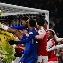 El arquero español del Arsenal, Kepa Arrizabalaga, atajó un disparo del defensor francés del Chelsea, Wesley Fofana, durante el partido de ida de las semifinales de la Copa de la Liga inglesa entre el Chelsea y el Arsenal en Stamford Bridge, Londres. | Foto:Ben Stansall / AFP