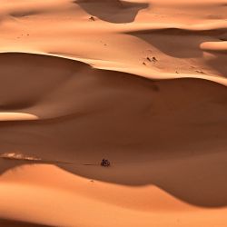 El piloto español Edgar Canet compite con una Ktm 450 Rally Factory en la etapa 8 de la 48ª edición del Rally Dakar 2026, entre Wadi ad-Dawasir y Wadi ad-Dawasir en Arabia Saudita. | Foto:Giuseppe Cacace / AFP