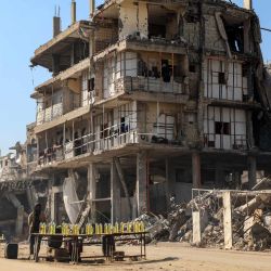 Imagen de vendedores cerca de edificios dañados, en la Ciudad de Gaza. | Foto:Xinhua/Rizek Abdeljawad