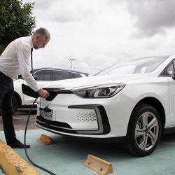 Imagen de Alejandro Resnik, usuario de un automóvil eléctrico modelo EU5 de la marca china BAIC, cargando su automóvil en un punto de carga, en la ciudad de Buenos Aires, capital de Argentina. Argentina ha comenzado a dar pasos hacia la electromovilidad de la mano de vehículos eléctricos de origen chino, que empiezan a integrarse a la oferta de movilidad alternativa en el país, ganando presencia y despertando mayor interés entre los usuarios. | Foto:Xinhua/Martín Zabala