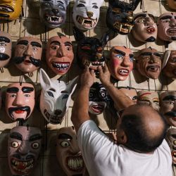 Imagen del artesano Celio López acomodando máscaras típicas en su taller de máscaras utilizadas en danzas tradicionales, en el departamento de San Salvador, El Salvador. | Foto:Xinhua/Alexander Peña