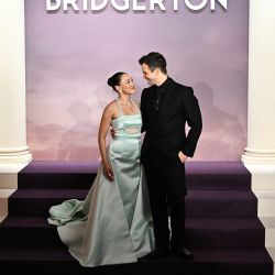 La actriz australiana Yerin Ha y el actor británico Luke Thompson llegan al estreno mundial de "Bridgerton Temporada 4" en el Palacio Brongniart de París. | Foto:JULIEN DE ROSA / AFP