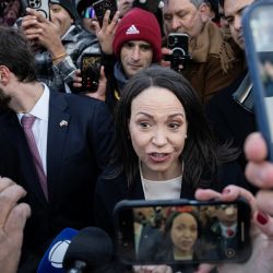 La líder opositora venezolana, María Corina Machado, es rodeada por la prensa al salir del Capitolio de Estados Unidos tras reunirse con senadores estadounidenses en Washington, D.C. El presidente estadounidense, Donald Trump, se reunió con la líder opositora venezolana Machado, cuyo movimiento prodemocracia ha marginado desde que derrocó a la líder de su país, y cuyo Premio Nobel de la Paz envidia abiertamente. | Foto:DREW ANGERER / AFP