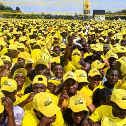 Partidarios del actual presidente de Uganda y candidato presidencial del Movimiento de Resistencia Nacional (MRN), Yoweri Museveni, vitorean durante el mitin de cierre de campaña del partido antes de las elecciones generales ugandesas de 2026, en Kampala. | Foto:AFP