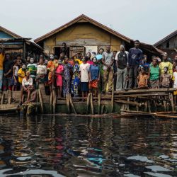 Residentes observan la demolición de casas en Makoko, un barrio marginal flotante en Lagos. Las autoridades demolieron cientos de chabolas de madera en Makoko, el barrio marginal flotante más grande y emblemático de África, construido sobre pilotes sobre la laguna en el corazón de Lagos. La operación forma parte de una campaña en curso para eliminar lo que las autoridades describen como estructuras ilegales y recuperar terrenos costeros para desarrollos inmobiliarios modernos. | Foto:TOYIN ADEDOKUN / AFP
