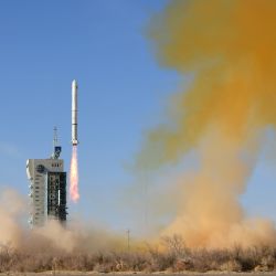 Un cohete portador Gran Marcha-2C transportando un satélite argelino de teledetección despega desde el Centro de Lanzamiento de Satélites de Jiuquan, en el noroeste de China. | Foto:Xinhua/Wang Jiangbo