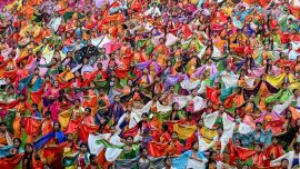 Bailarines interpretan la danza 'Bagurumba' durante un ensayo para el próximo festival Bwisagu, que conmemora el Año Nuevo Bodo, en el Estadio Sarusajai de Guwahati, India.