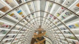 El método de una librería China para fomentar la lectura: arquitecturas fantásticas y paneles de libros casi infinitos