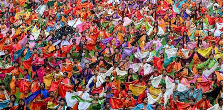 Bailarines interpretan la danza 'Bagurumba' durante un ensayo para el próximo festival Bwisagu, que conmemora el Año Nuevo Bodo, en el Estadio Sarusajai de Guwahati, India.