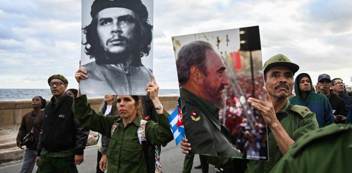 Cubanos sostienen imágenes del héroe revolucionario Ernesto "Che" Guevara y del fallecido líder cubano Fidel Castro durante una protesta antiimperialista frente a la embajada de Estados Unidos en La Habana contra la incursión estadounidense en Venezuela, donde 32 soldados cubanos perdieron la vida. La captura del líder venezolano Nicolás Maduro por parte de las fuerzas estadounidenses el 3 de enero de 2026 y la muerte en la operación de 32 cubanos asignados para protegerlo representan un duro golpe para los venerados servicios de inteligencia de la isla, según expertos.