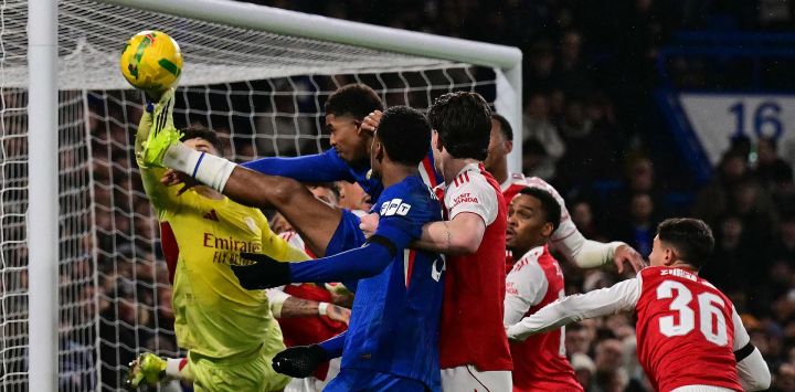 El arquero español del Arsenal, Kepa Arrizabalaga, atajó un disparo del defensor francés del Chelsea, Wesley Fofana, durante el partido de ida de las semifinales de la Copa de la Liga inglesa entre el Chelsea y el Arsenal en Stamford Bridge, Londres.