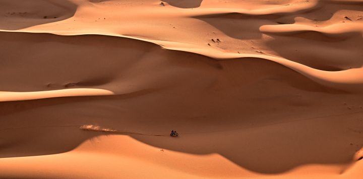 El piloto español Edgar Canet compite con una Ktm 450 Rally Factory en la etapa 8 de la 48ª edición del Rally Dakar 2026, entre Wadi ad-Dawasir y Wadi ad-Dawasir en Arabia Saudita.