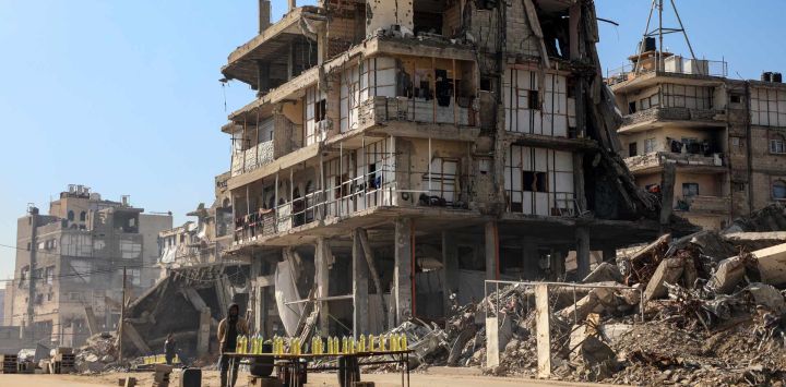 Imagen de vendedores cerca de edificios dañados, en la Ciudad de Gaza.