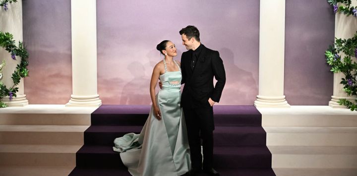 La actriz australiana Yerin Ha y el actor británico Luke Thompson llegan al estreno mundial de "Bridgerton Temporada 4" en el Palacio Brongniart de París.