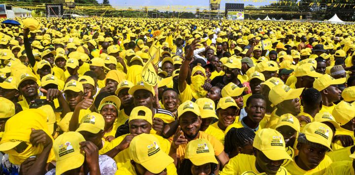 Partidarios del actual presidente de Uganda y candidato presidencial del Movimiento de Resistencia Nacional (MRN), Yoweri Museveni, vitorean durante el mitin de cierre de campaña del partido antes de las elecciones generales ugandesas de 2026, en Kampala.