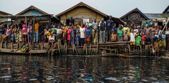 Residentes observan la demolición de casas en Makoko, un barrio marginal flotante en Lagos. Las autoridades demolieron cientos de chabolas de madera en Makoko, el barrio marginal flotante más grande y emblemático de África, construido sobre pilotes sobre la laguna en el corazón de Lagos. La operación forma parte de una campaña en curso para eliminar lo que las autoridades describen como estructuras ilegales y recuperar terrenos costeros para desarrollos inmobiliarios modernos.