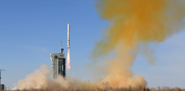 Un cohete portador Gran Marcha-2C transportando un satélite argelino de teledetección despega desde el Centro de Lanzamiento de Satélites de Jiuquan, en el noroeste de China.