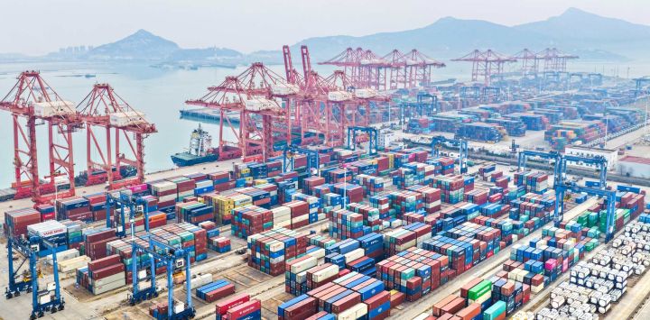 Vista aérea tomada con un dron de una escena en una terminal de contenedores del puerto de Lianyungang, en Lianyungang, en la provincia de Jiangsu, en el este de China.