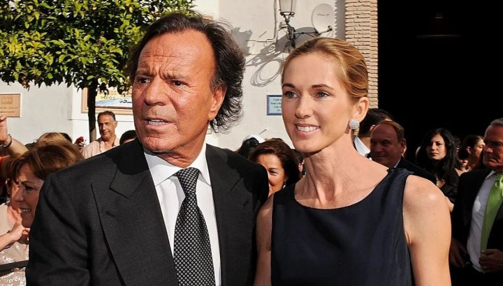 Quién es Miranda Rijnsburger, la esposa de Julio Iglesias que lo defiende de las denuncias: vida en casa separadas y fortuna incalculable