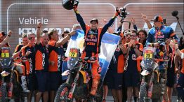 Luciano Benavides y su equipo, pura felicidad al ganar el Dakar en motos.
