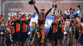 ¡Hombre de arena! Luciano Benavides ganó el Dakar en motos por dos segundos