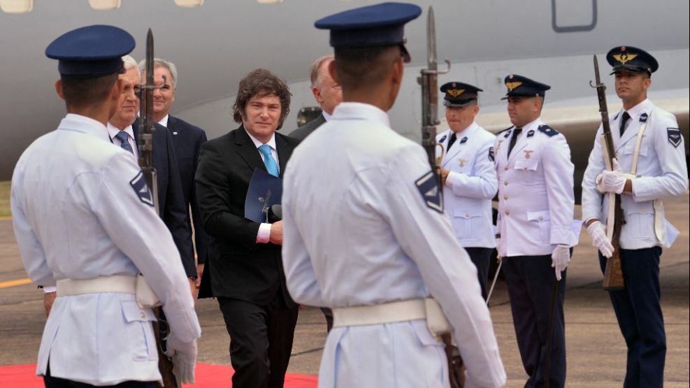 El presidente Javier Milei llegando a Paraguay.
