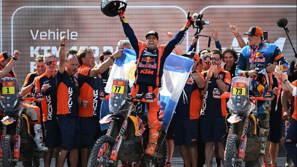 Luciano Benavides y su equipo, pura felicidad al ganar el Dakar en motos.